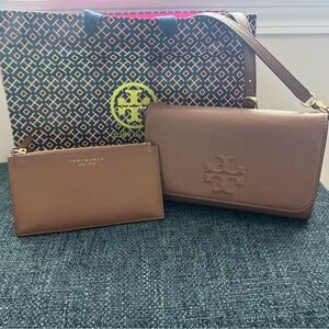Tory Burch Crossbody Handbag in excellent condition w/ a card wallet as well